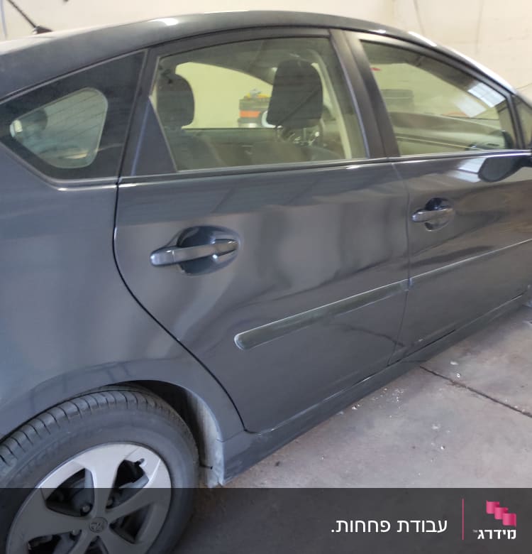 רכב אפור עם פגמים בצבע ובפח